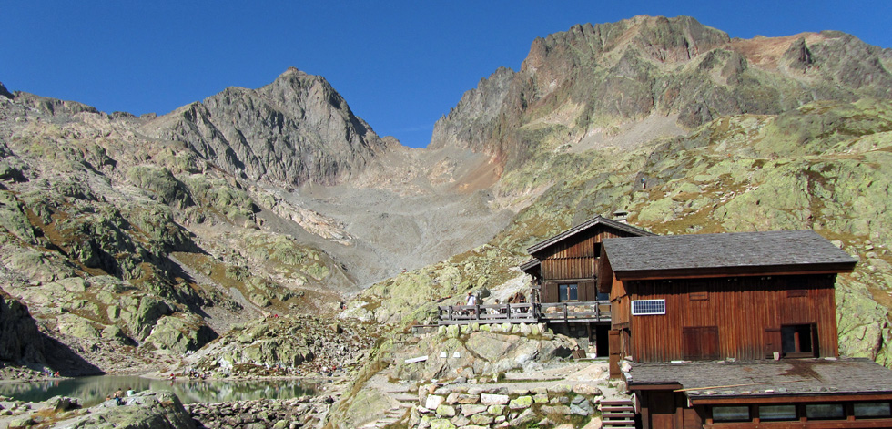 Le lac blanc et son chalet. L'aiguille du Belvdre  gauche.