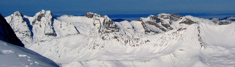 De gauche à droite: Le pic du Jallouvre, la pointe Blanche, la pointe du midi et la pointe Dzérat, le grand Bargy.