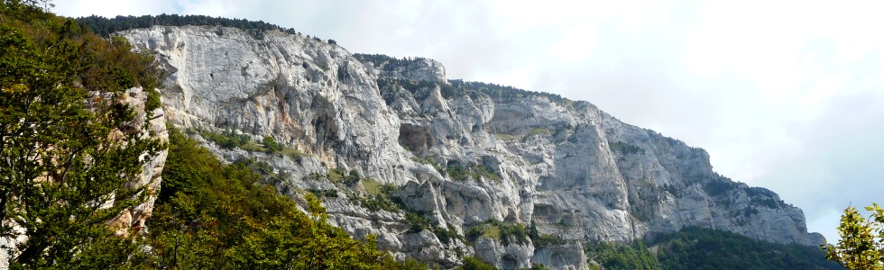 Le sentier passe au pied des falaises